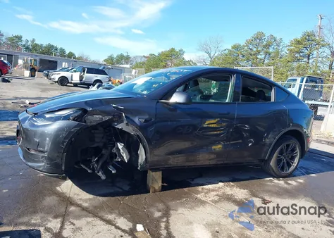 2024 Tesla Model Y Long Range Dual Motor All-Wheel Drive z USA, uszkodzony, nr VIN 7SAYGDEE2RF166645